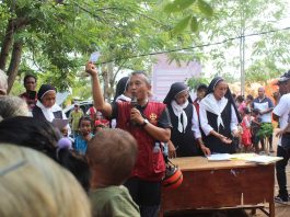 Beberapa suster terlibat dalam pembagian bantuan bagi para pengungsi di Kecamatan Titehena, Flores Timur . Dok Caritas Indonesia