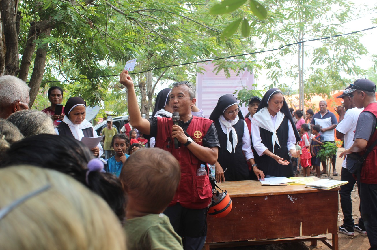 Beberapa suster terlibat dalam pembagian bantuan bagi para pengungsi di Kecamatan Titehena, Flores Timur . Dok Caritas Indonesia