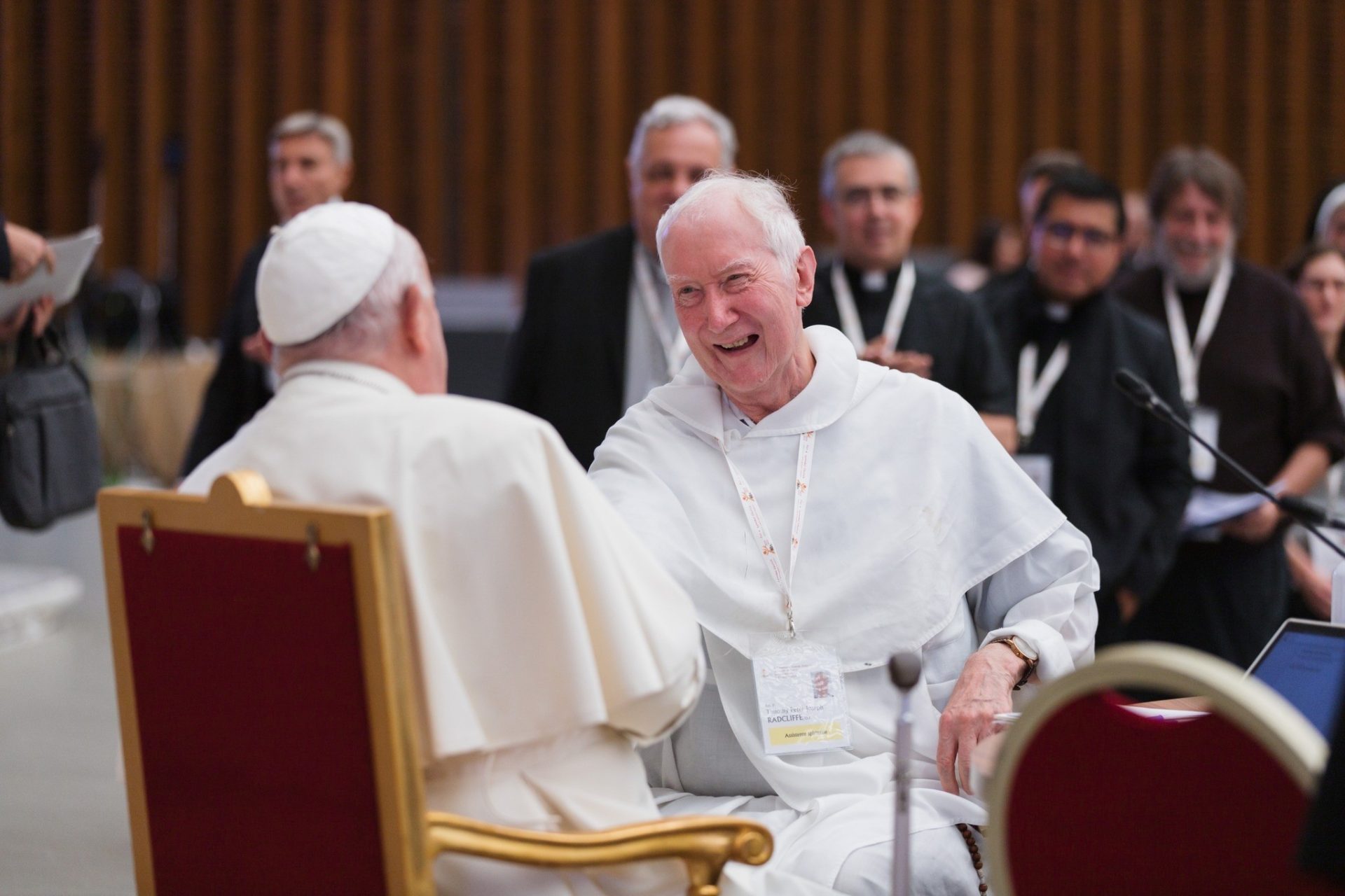 Kardinal Timothy Radcliffe OP saat berjumpa dengan Paus Fransiskus pada saat sidang Sinode Sinodalitas di Roma Italia. CNA