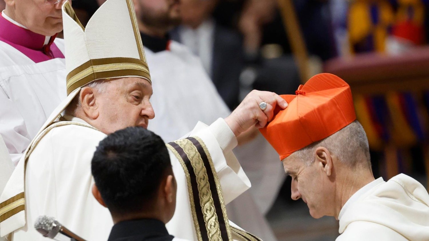 Kardinal Jean-Paul Vesco OP saat menerima biretta dari Paus Fransiskus. Vatican Media