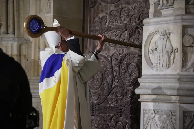 Prosesi awal peresmian kembali Katedral Notre Dame Paris, oleh Uskup Agung Paris, Mgr. Laurent Ulrich. CNA