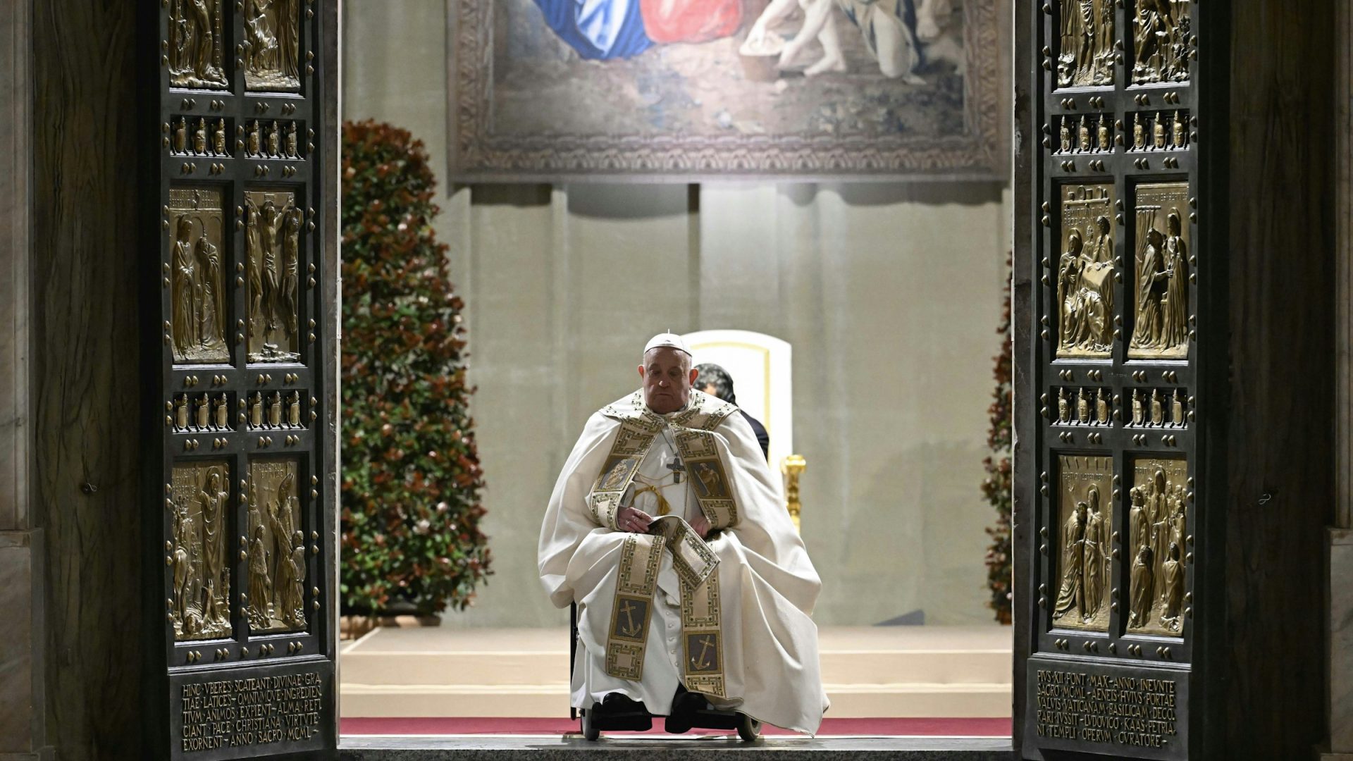 Paus Fransiskus melalui Pintu Suci 'Porta Sancta' di Basilika St. Petrus Vatikan. Vatican Media