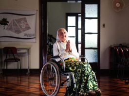 Sr. Inah Canabarro Lucas STJ dalam keseharian di sebuah biara di Porto Alegre. gerontology.fandom.com