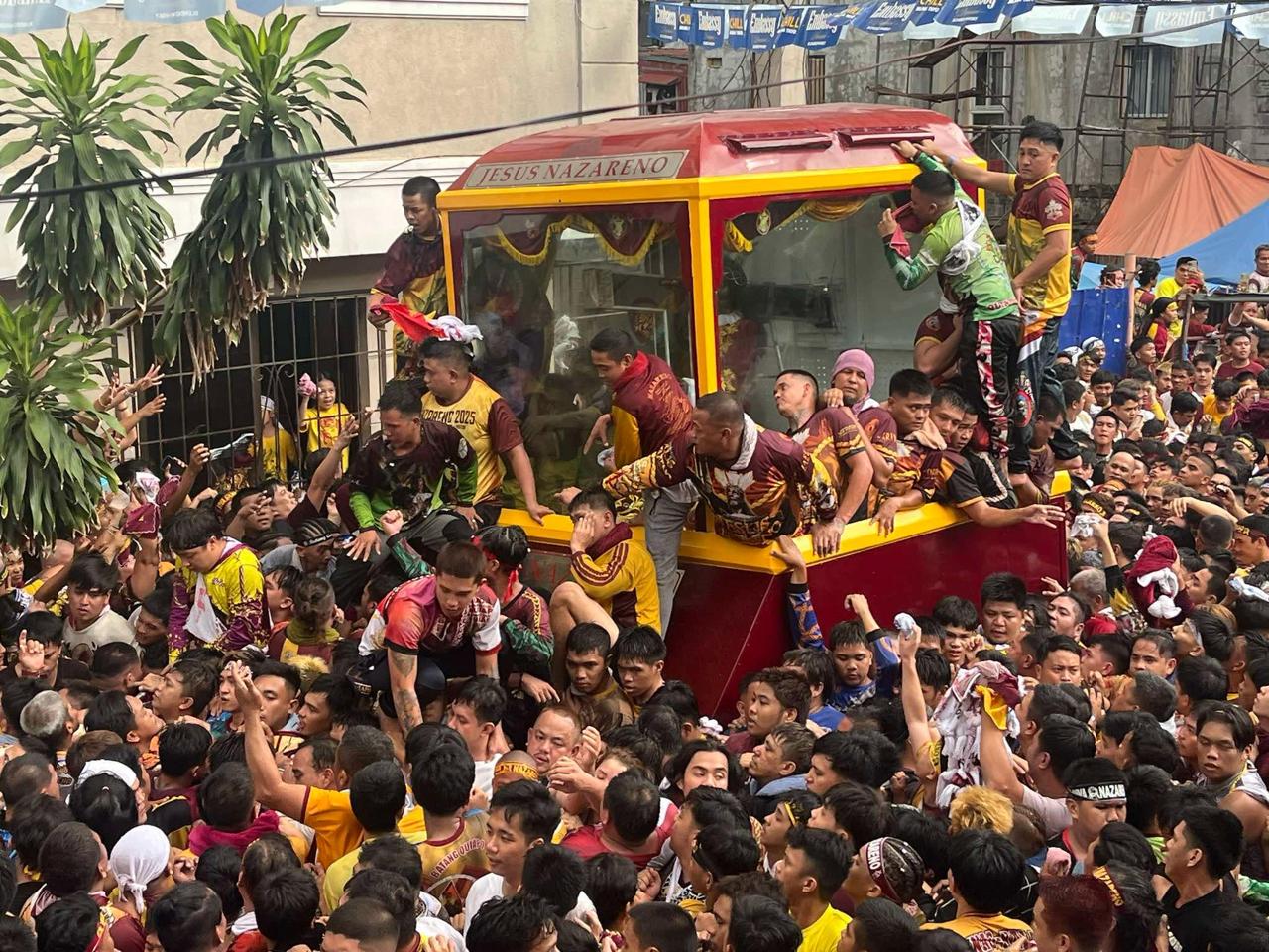 Ribuan orang berebut untuk dapat mendekati Black Nazarene, patung Yesus berwara hitam yang diarak dalam prosesi tahunan. Inquirer