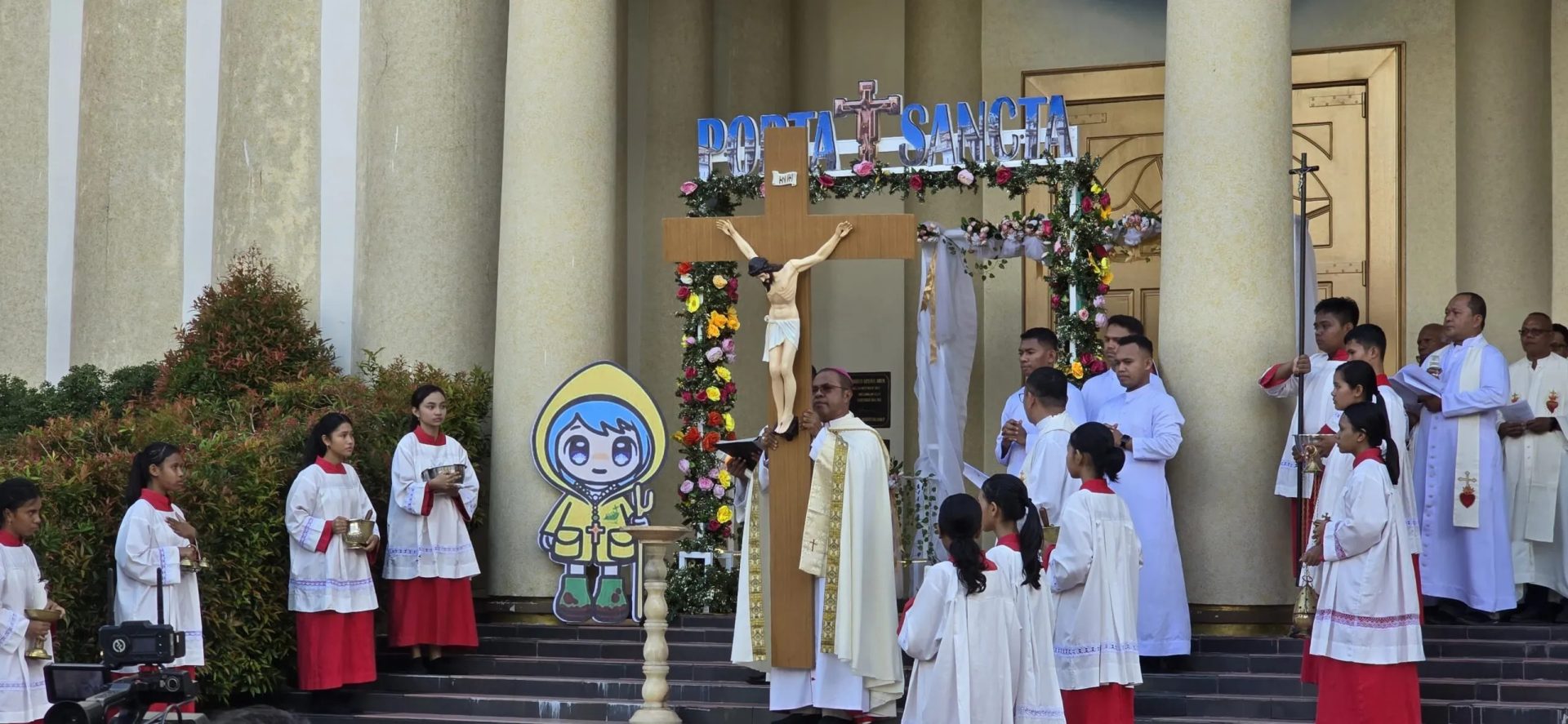 Uskup Amboina Mgr Seno Ngutra membuka Pintu Suci di Katedral Amboina 12 Januari 2025. IST