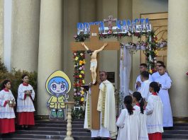 Uskup Amboina Mgr Seno Ngutra membuka Pintu Suci di Katedral Amboina 12 Januari 2025. IST