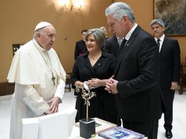 Paus Fransiskus mendapat kunjungan dari Presiden Kuba, Miguel Díaz-Canel di Vatikan pada 2023. Catholic Review