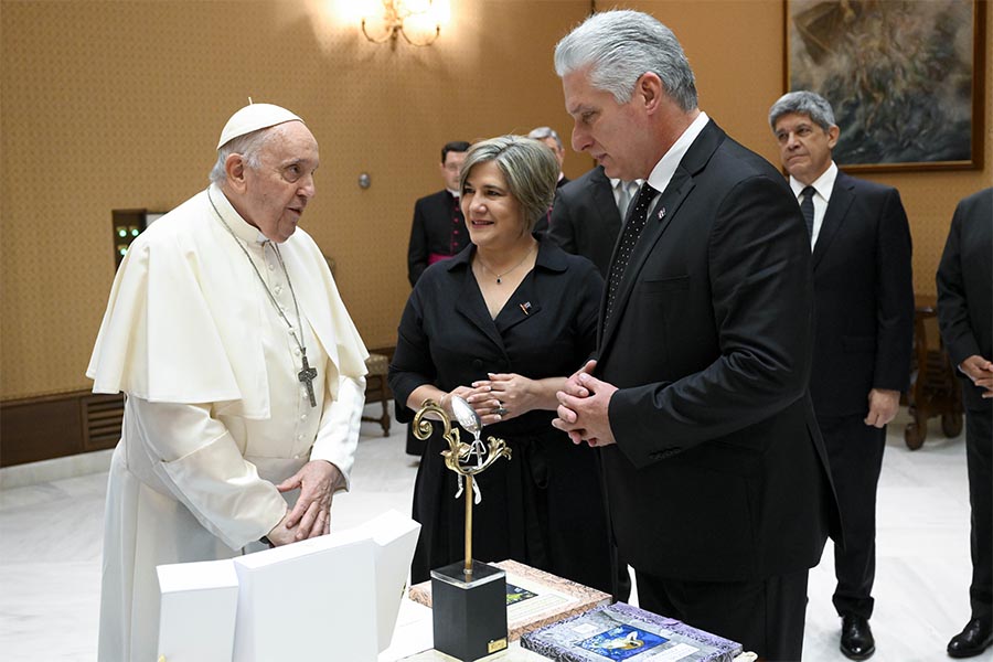 Paus Fransiskus mendapat kunjungan dari Presiden Kuba, Miguel Díaz-Canel di Vatikan pada 2023. Catholic Review