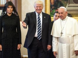 Paus Fransiskus saat berjumpa dengan Donald Trump di Vatikan beberapa tahun lalu. Vatican Media