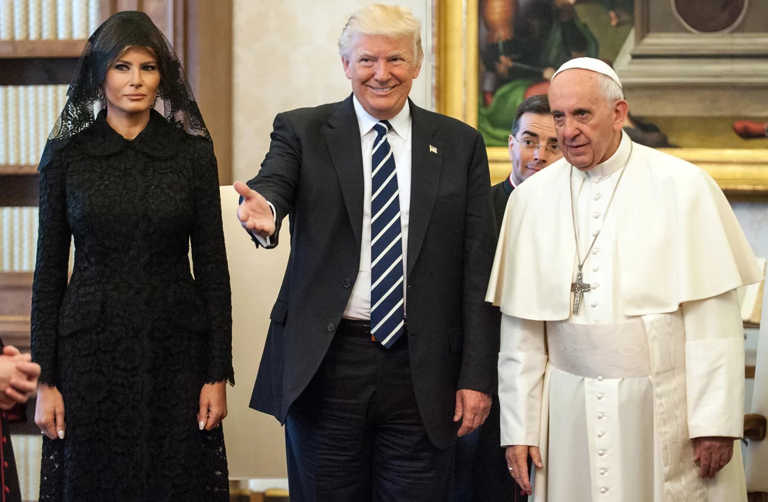 Paus Fransiskus saat berjumpa dengan Donald Trump di Vatikan beberapa tahun lalu. Vatican Media