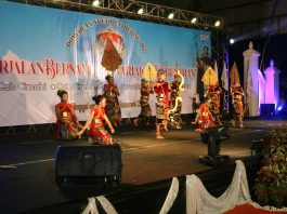 Sebuah penampilan dari kontingen peserta DYG 2025 dalam giat Culture Night - Asterina, Humas SMP Joannes Bosco Yogyakarta. Humas DYG 2025