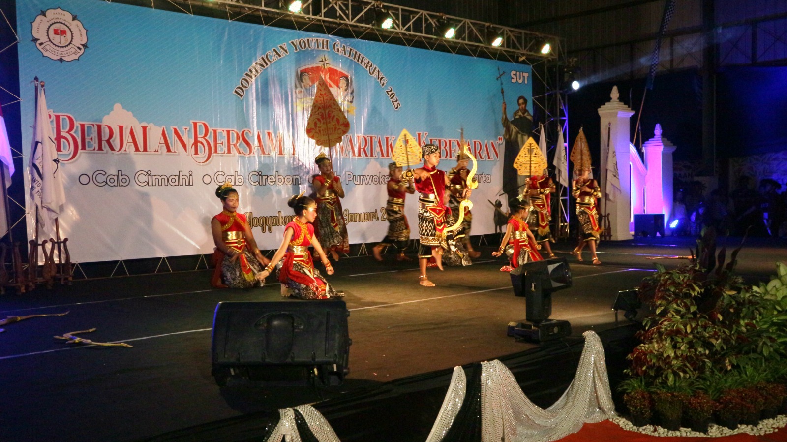 Sebuah penampilan dari kontingen peserta DYG 2025 dalam giat Culture Night - Asterina, Humas SMP Joannes Bosco Yogyakarta. Humas DYG 2025