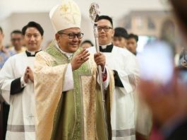 Mgr. Agustinus Tri Budi Utomo saat memimpin Misa Pontifikal pertama kalinya di Katedral Hati Kudus Surabaya 23 Januari 2025