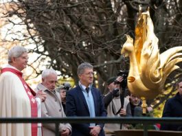 Philippe Villeneuve (tengah) dalam proses pemberkatan salah satu bagian Katedral NOtre Dame. Aleteia