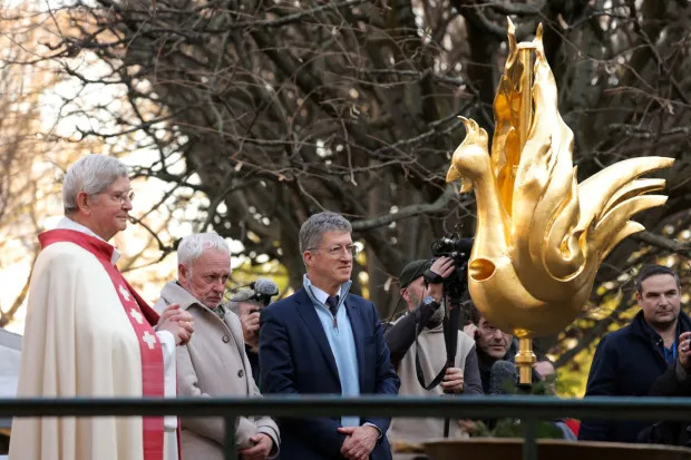 Philippe Villeneuve (tengah) dalam proses pemberkatan salah satu bagian Katedral NOtre Dame. Aleteia