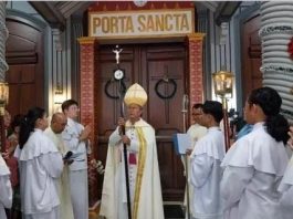 Uskup Agung palembang membuka Pintu Suci di Katedral St. Maria Palembang, 1 Januari 2024. HIDUP