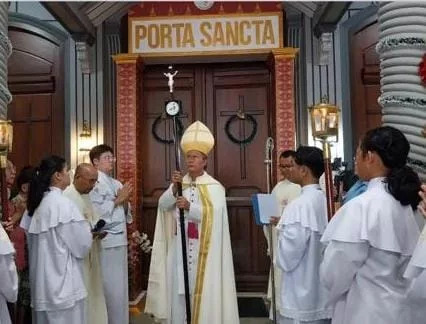 Uskup Agung palembang membuka Pintu Suci di Katedral St. Maria Palembang, 1 Januari 2024. HIDUP