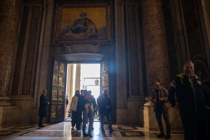 Pintu Suci di Basilika St. Petrus Varikan. CNA