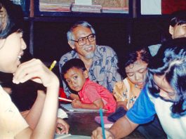 Romo Mangun bersama anak anak di Sekolah Mangunan, Kalasan, Yogyakarta. Dok. Hidup