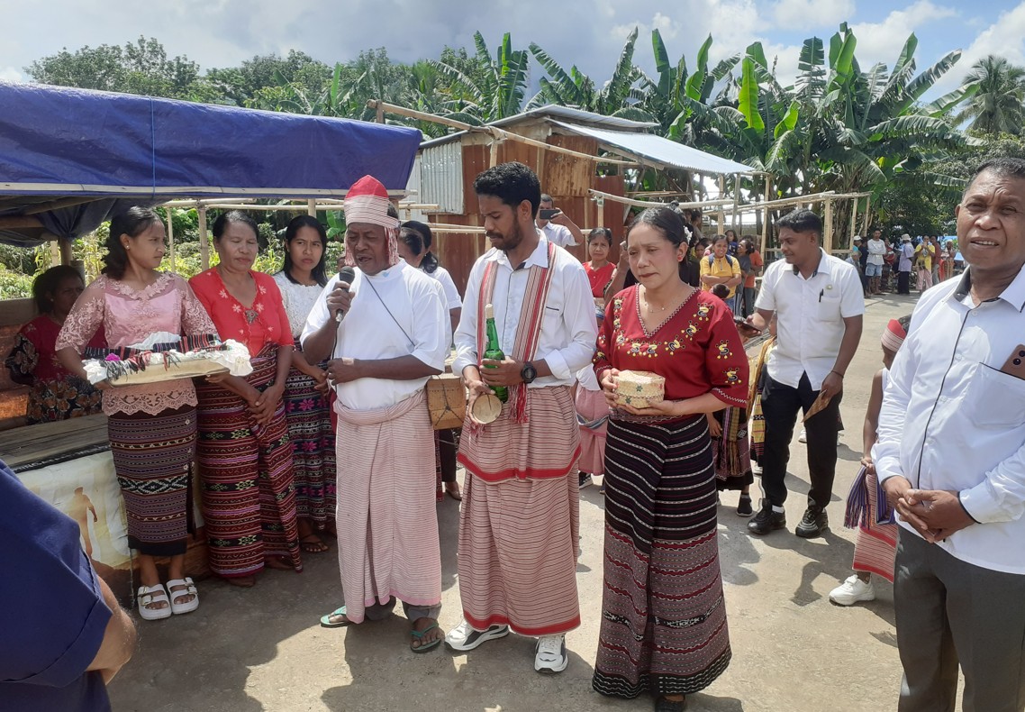 Masyarakat hadir dalam upacara adat Loi Glete yang menandai dimulai program Perbaikan Rumah (Retrofitting) yang dijalankan Caritas Larantuka untuk pentintas Erupsi Gunung Lewotobi Laki-Laki di Dok. Caritas Indonesia