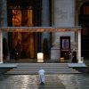 Paus Fransiskus dan Doa “Keramat” yang Menyembuhkan Dunia dari Pandemi Paus Fransiskus berjalan di Lapangan St. Petrus Vatikan yang kosong karena situasi Pandemi Covid-19 pada 27 Maret 2020. Vatican Media