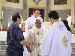 Diakon Aloysius Luis Kung OP bersama Romo Andreas Kurniawan OP saat Tahbisan Diakon di Gereja St. Dominikus Quez. IST