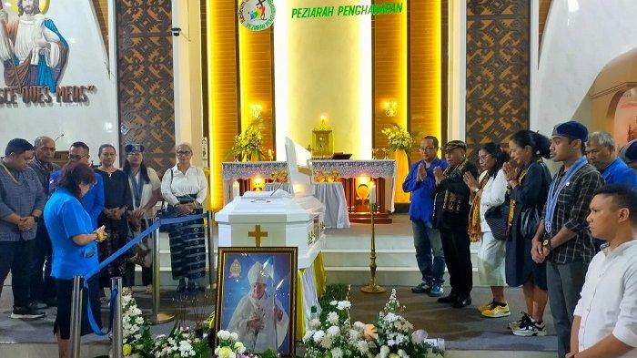 Umat merelakan kepergian Uskup Agung Kupang (1997-2024) Mgr. Petrus Turang. IST