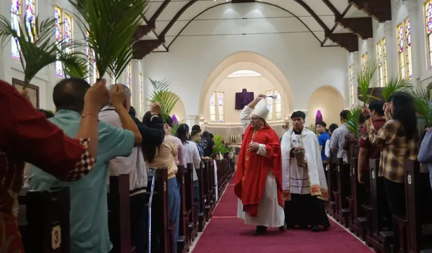 140425-Uskup Surabaya, Mgr. Agustinus Tri Budi Utomo memimpin Misa Minggu Palma di Katedral Surabaya. IST