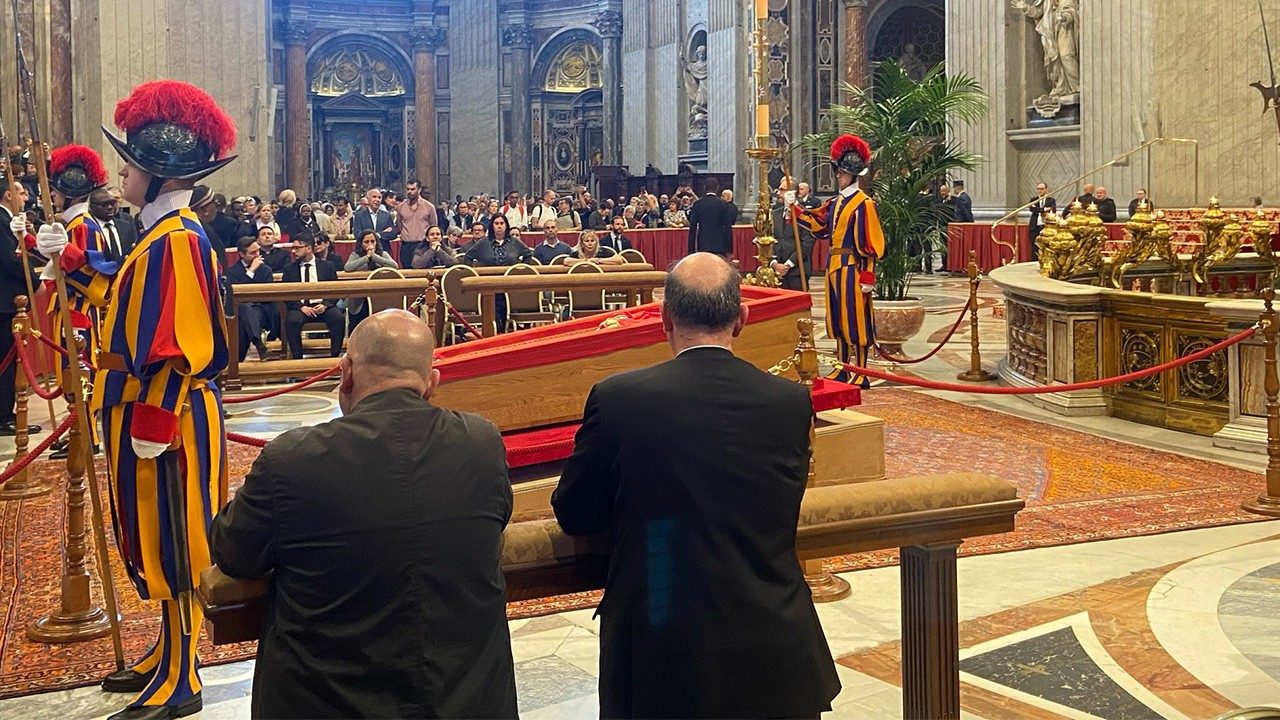 Jenazah Paus Fransiskus disemayamkan di Basilika St. Petrus Vatikan. Vatican Media