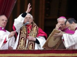 Paus Benediktus XVI saat memberikan berkat pertama sebagai Paus