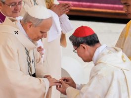 Kardinal Antonio Tagle memasangkan cincin nelayan di jari Paus Leo XIV. Vatican Media