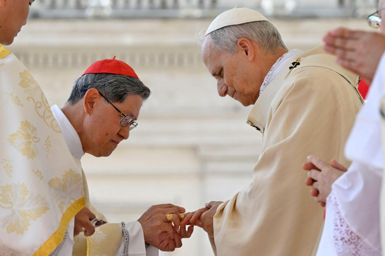 Kardinal Tagle memakaikan cincin nelayan di jari Paus Leo XIV. NCR