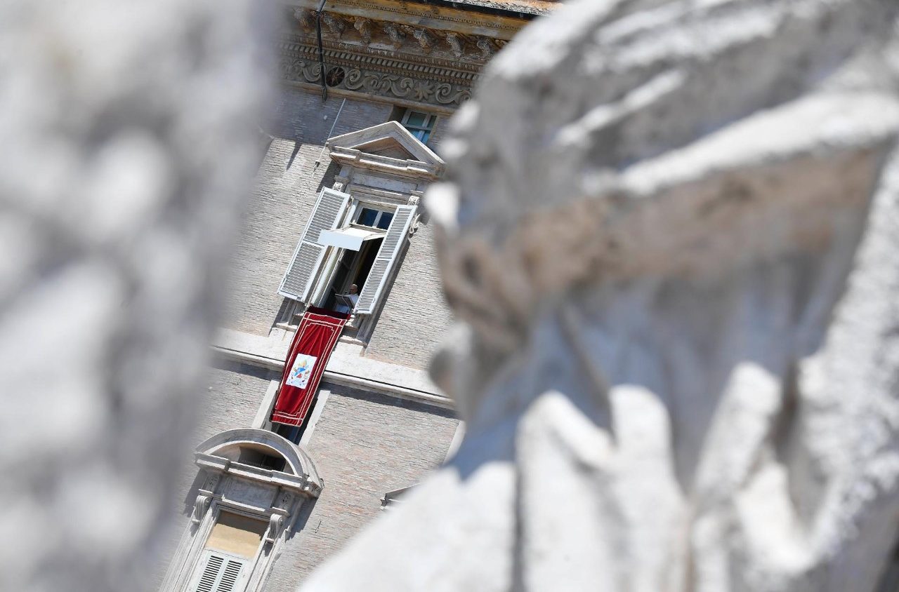 Paus Leo XIV saat memimpin Doa Angelus dari jendela Apartemen Kepausan. Vatican Media