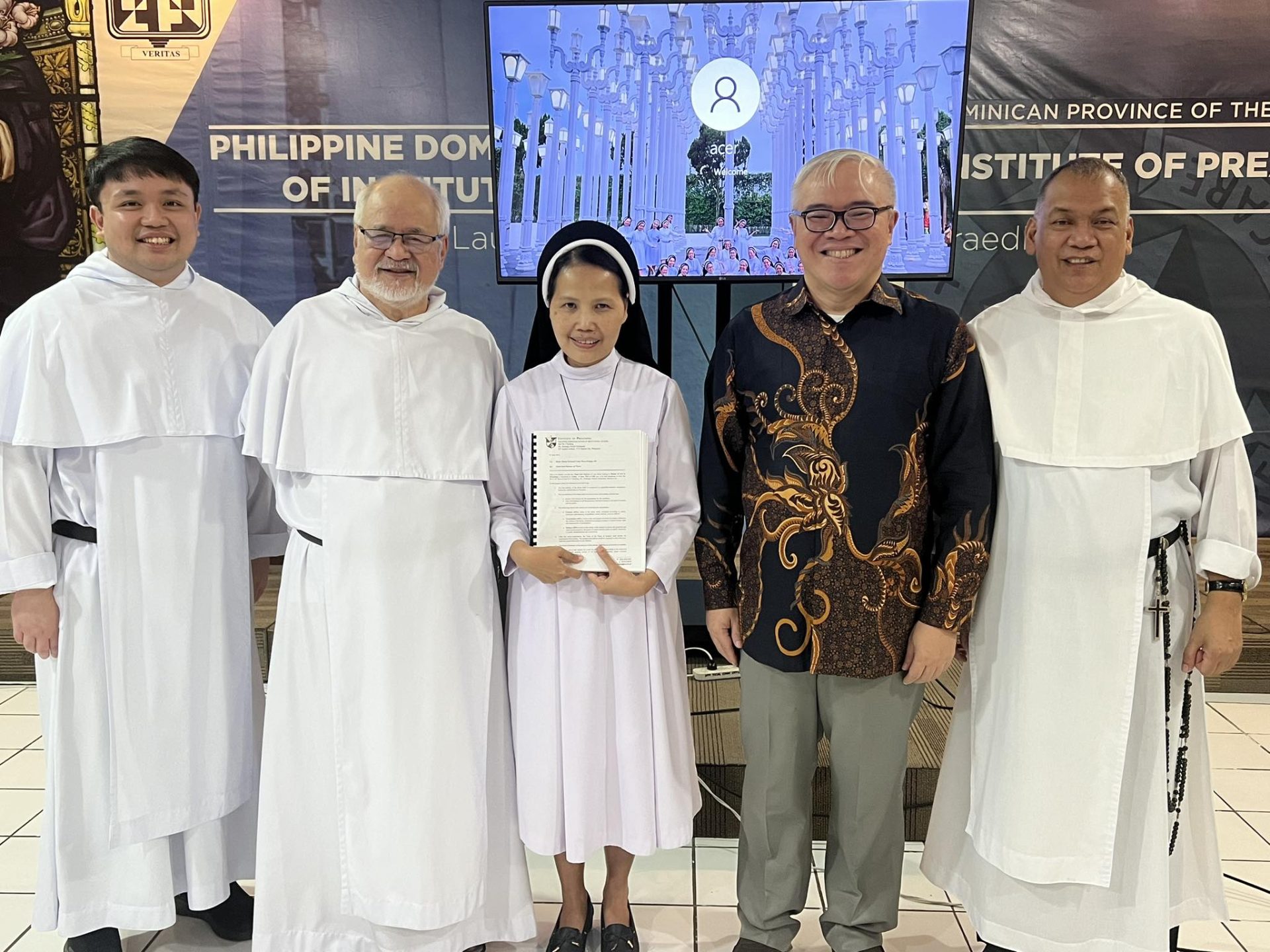 Foto - Sr. M. Krisanti Woro Palupi, OP sesaat setelah ujian tesis di Institute of Preaching di Quezon City, Filipina.
