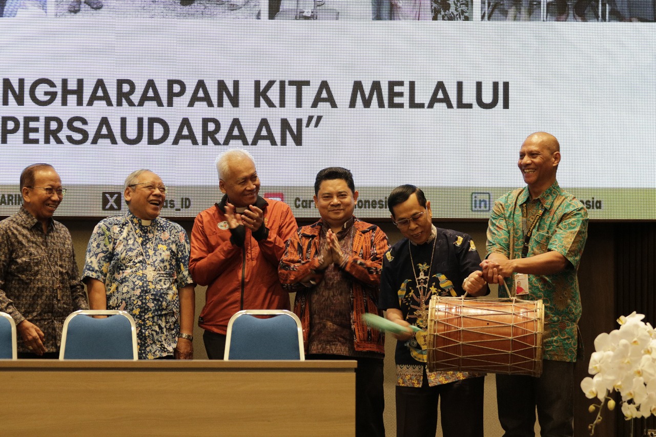 Pemukulan gendang menandai dibukanya Pertemuan Nasional Jaringan Caritas Indonesia di Gedug KWI jakarta, 22 Mei 2025.