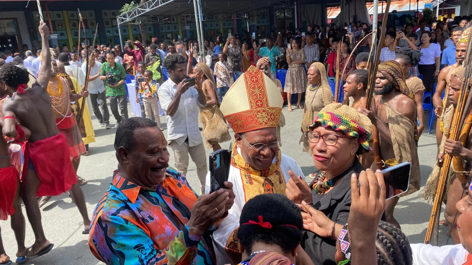 Uskup Timika bersama umat yang hadir dalam Misa di Jayapura. IST