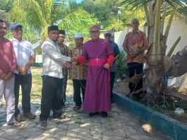 Uskup Labuan Bajo, Mgr. Maksimus Regus menyerahkan sapi untuk kurban.