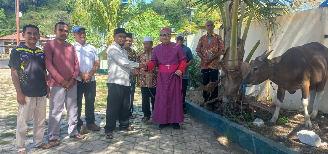 Uskup Labuan Bajo, Mgr. Maksimus Regus menyerahkan sapi untuk kurban.