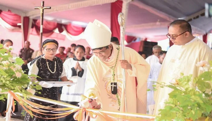 Uskup Agung ende Mgr. Paulus Budi Kleden SVD memberkati Gereja Aimere, tekankan Pentingnya Pendidikan Anak. IST