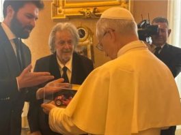 Al Pacino saat bertemu dengan Paus Leo XIV. CNA
