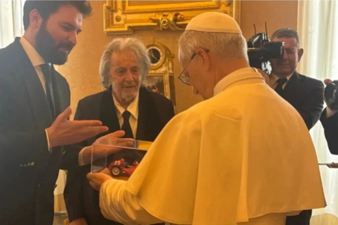 Al Pacino saat bertemu dengan Paus Leo XIV. CNA