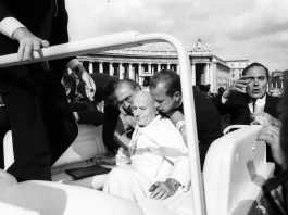 Paus Yohanes Paulus II setelah lolos dari upaya pembunuhan di Lapangan St. Petrus Vatican. Crux