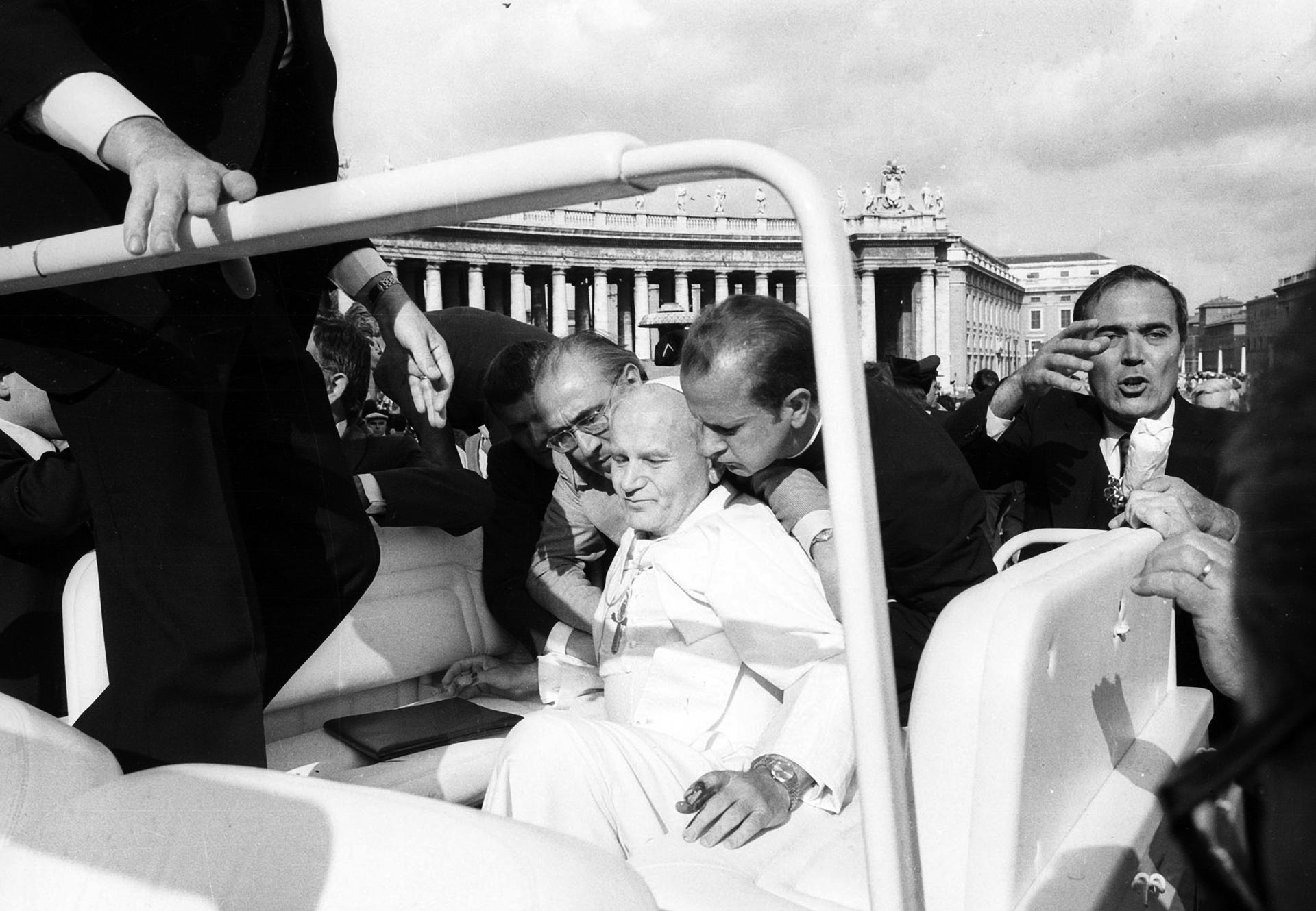Paus Yohanes Paulus II setelah lolos dari upaya pembunuhan di Lapangan St. Petrus Vatican. Crux
