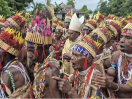 Mgr. Berardus Bofitwos Baru OSA disambut meriah sebelum Misa Syukur di kampung halamannya, di Paroki Santo Yoseph Ayawasi, Distrik Aifat Utara, Kabupaten Maybrat, Papua Barat Daya, Minggu 22 Juni 2025. IST