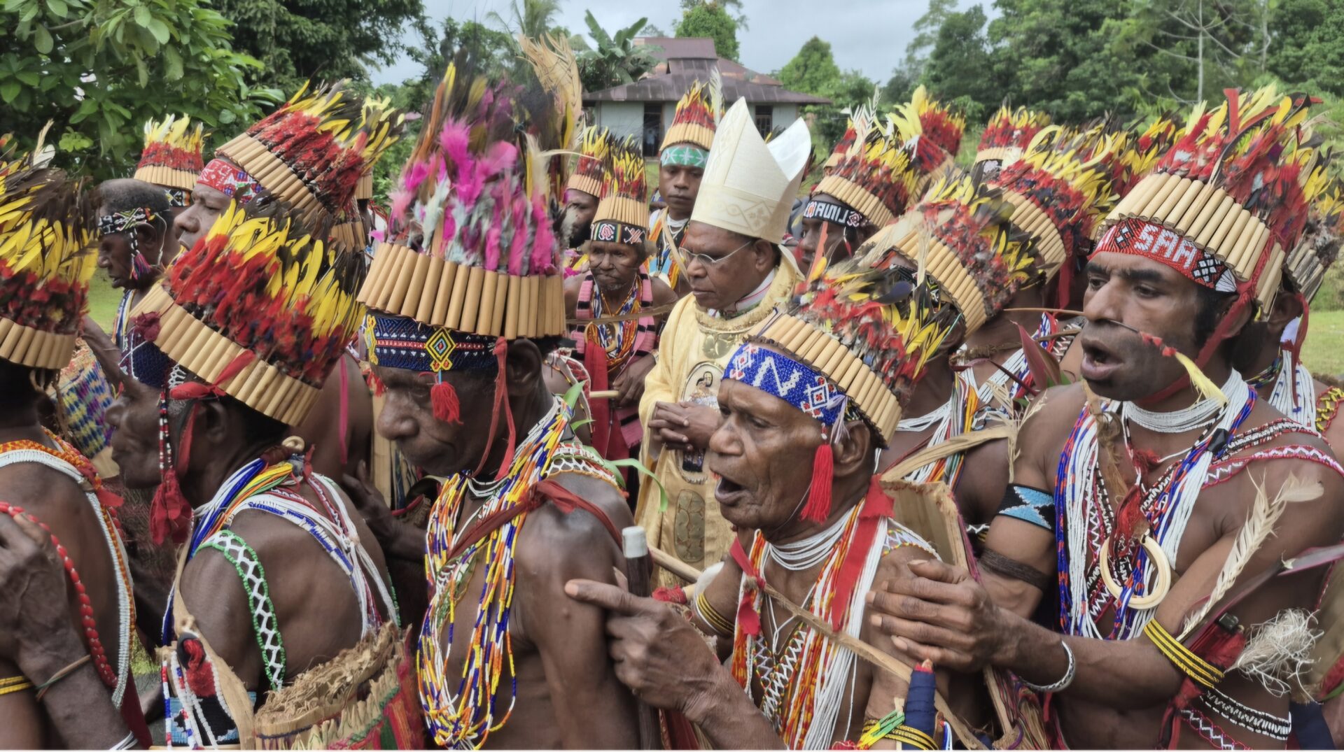 Mgr. Berardus Bofitwos Baru OSA disambut meriah sebelum Misa Syukur di kampung halamannya, di Paroki Santo Yoseph Ayawasi, Distrik Aifat Utara, Kabupaten Maybrat, Papua Barat Daya, Minggu 22 Juni 2025. IST