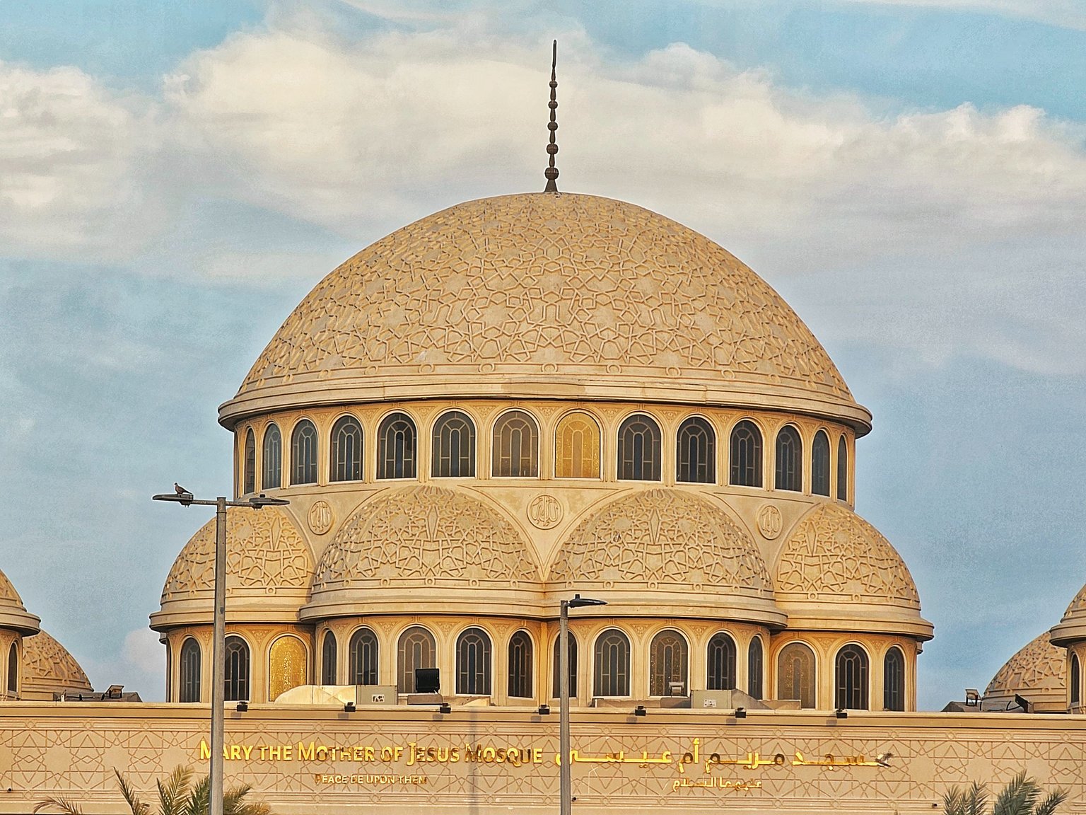 Kubah Masjid Mariam Umma Eisa di Abu Dhabi UEA. Hive