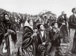 Orang-orang berkumpul menyaksikan mukjizat matahari pada saat penampakan Maria di Fatima. IST