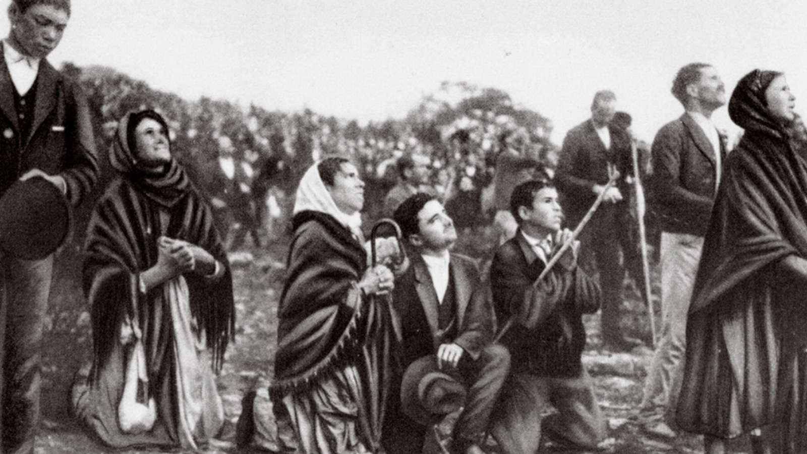 Orang-orang berkumpul menyaksikan mukjizat matahari pada saat penampakan Maria di Fatima. IST