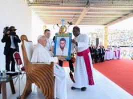 300625 - Paus Fransiskus memegang foto Santo Peter To Rot saat berkunjung ke Papua Nugini tahun 2024