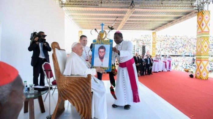 300625 - Paus Fransiskus memegang foto Santo Peter To Rot saat berkunjung ke Papua Nugini tahun 2024